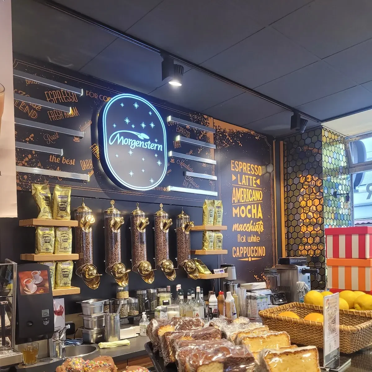 Theke und Kaffeemaschine im warm beleuchteten Café Morgenstern