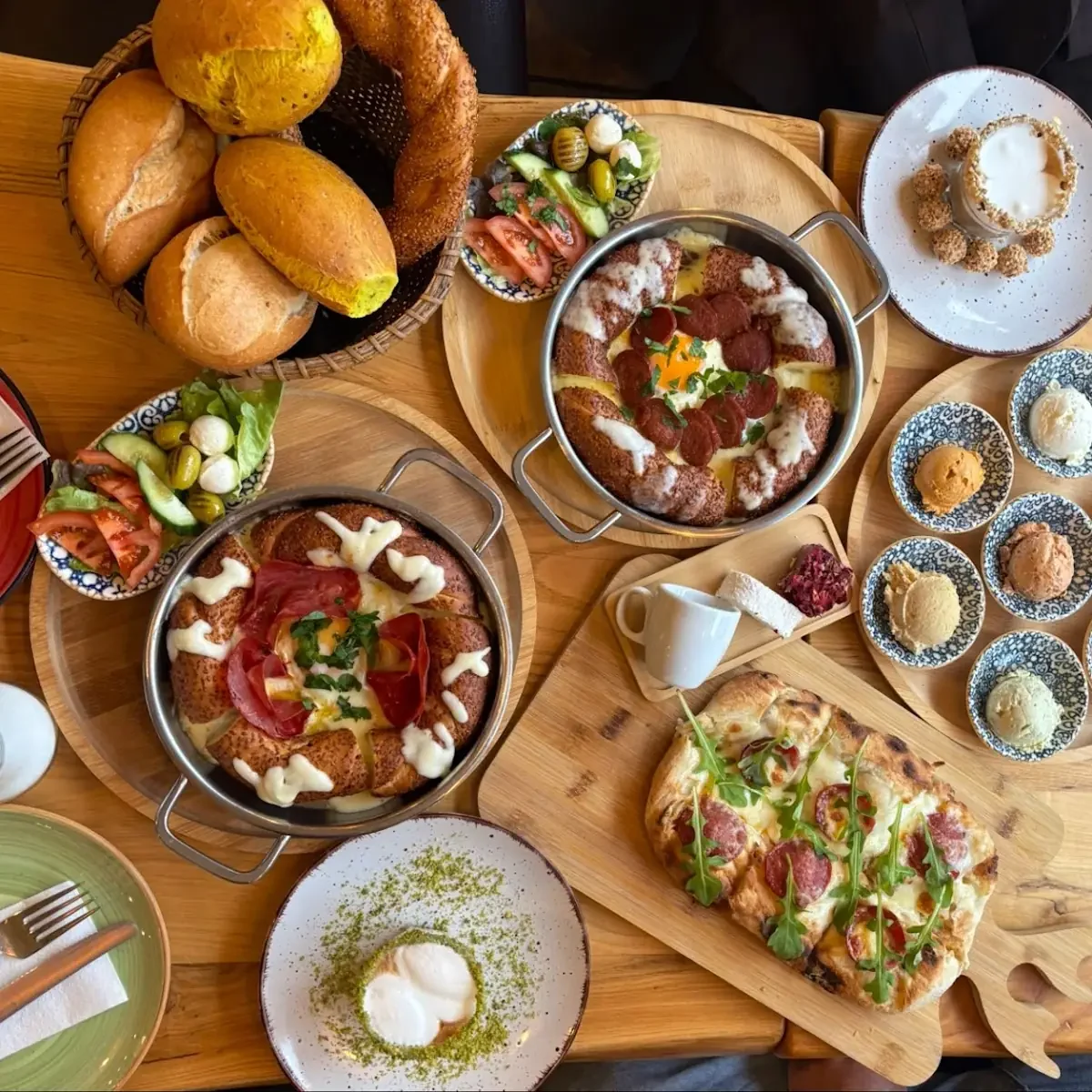 Frühstückstisch im Café Morgenstern mit Eierspeisen, Brot und frischen Beilagen