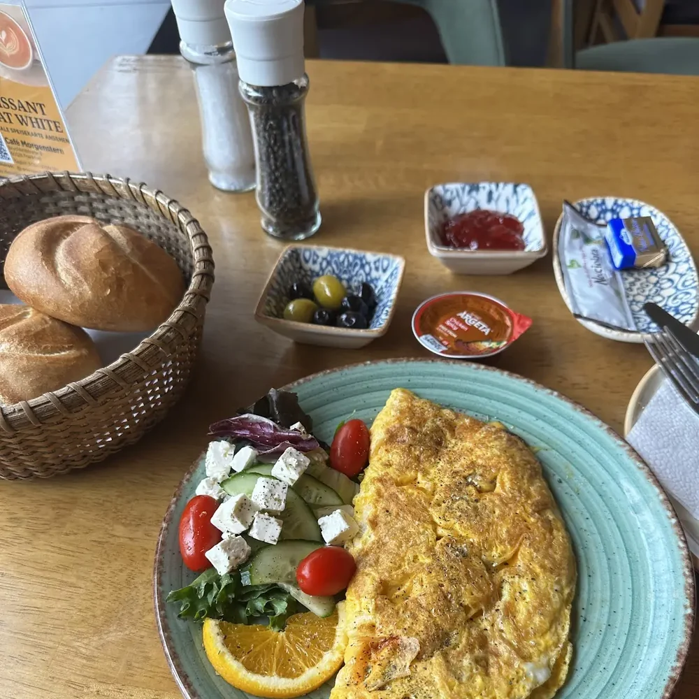 Omelett mit frischen Beilagen im Morgenstern