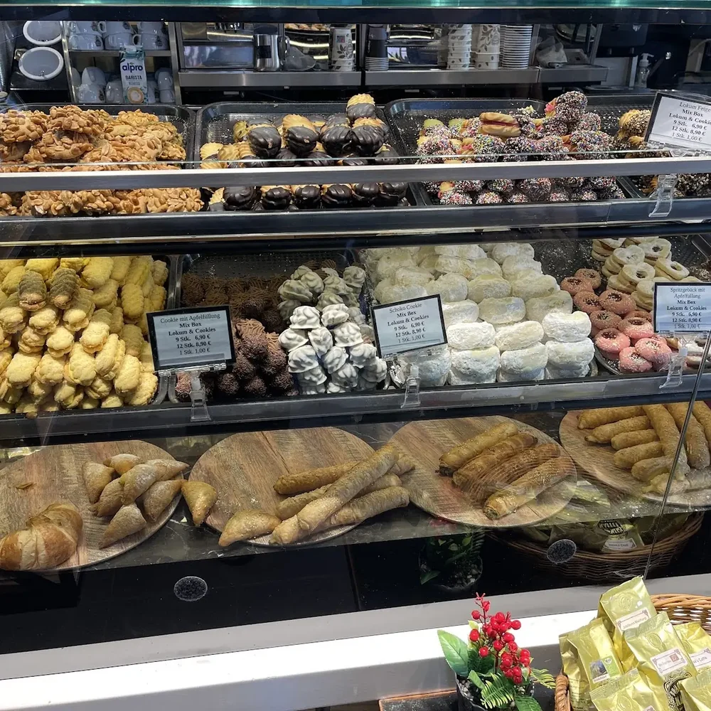 Die Gebäckauswahl in der Theke des Café Morgenstern