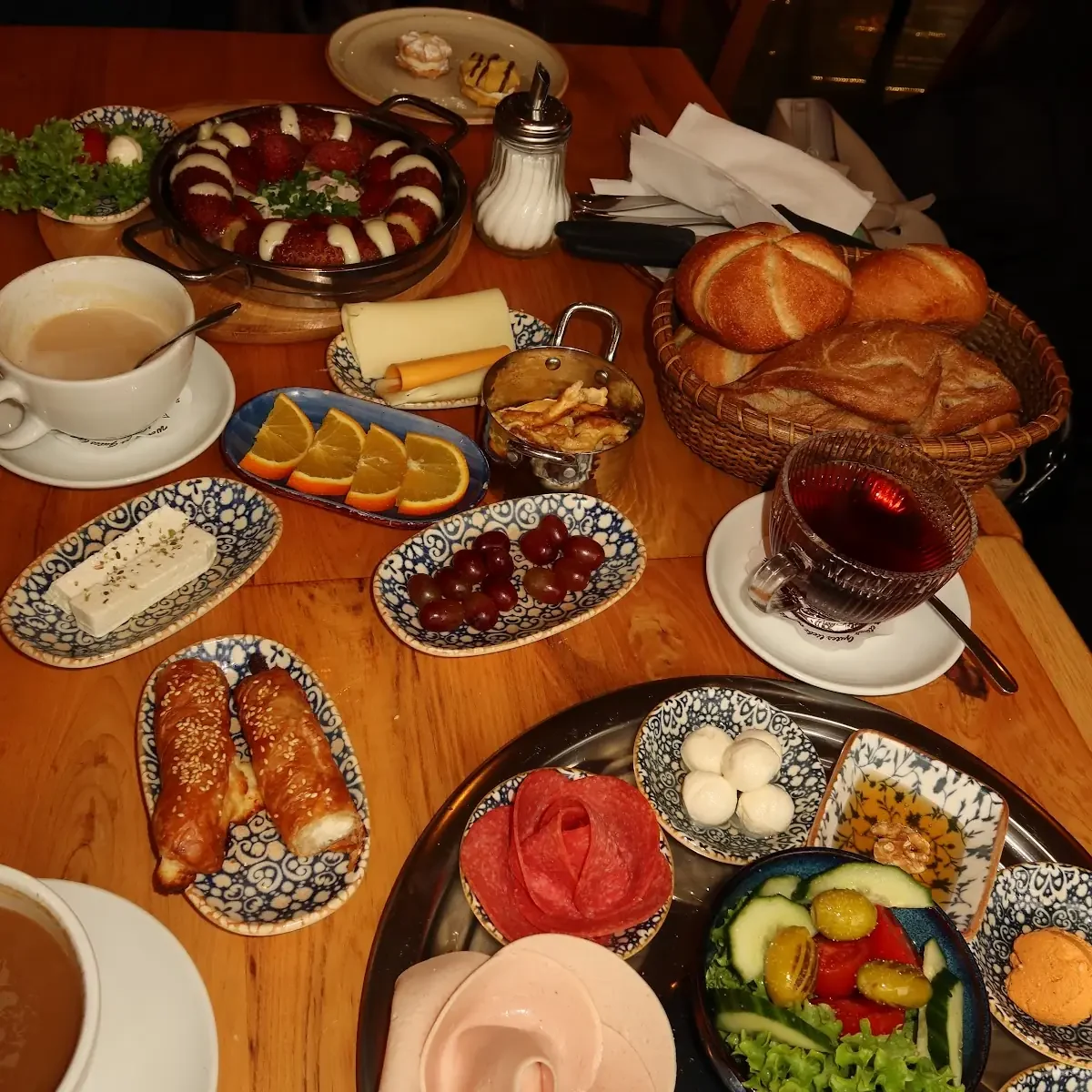 Ein reich gedeckter Frühstückstisch mit kleinen Schälchen, Brot, Gemüse und Tee im Café Morgenstern